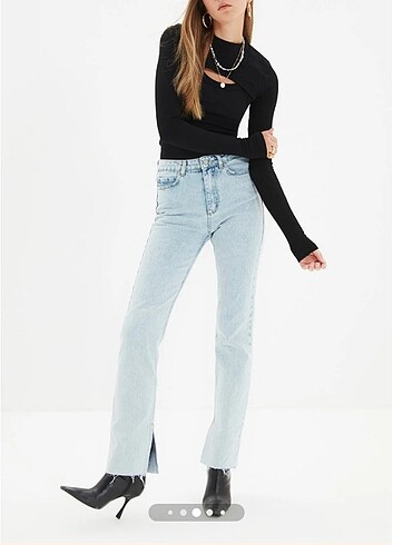 Trendyolmilla mavi yırtmaçlı jean