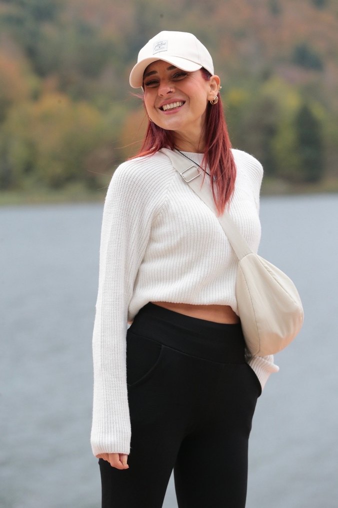 Beyaz Yüksek Yakalı Kadın Triko - Görsel 4