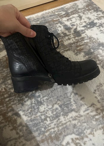 Siyah Yılan Desenli Bağcıklı Topuklu Bot - Görsel 2