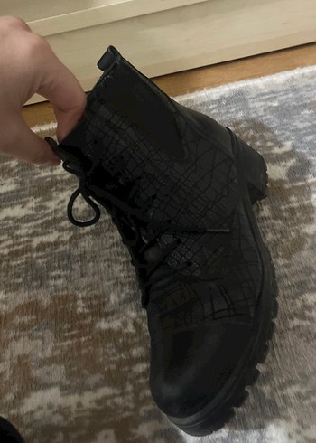 Siyah Yılan Desenli Bağcıklı Topuklu Bot - Görsel 3