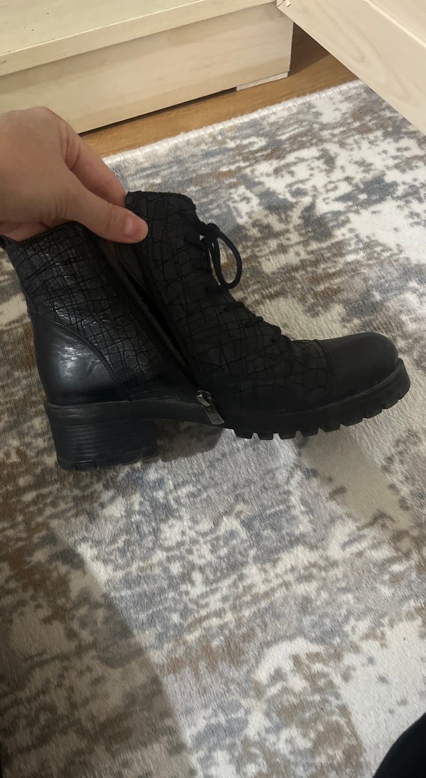 Siyah Yılan Desenli Bağcıklı Topuklu Bot - Görsel 2