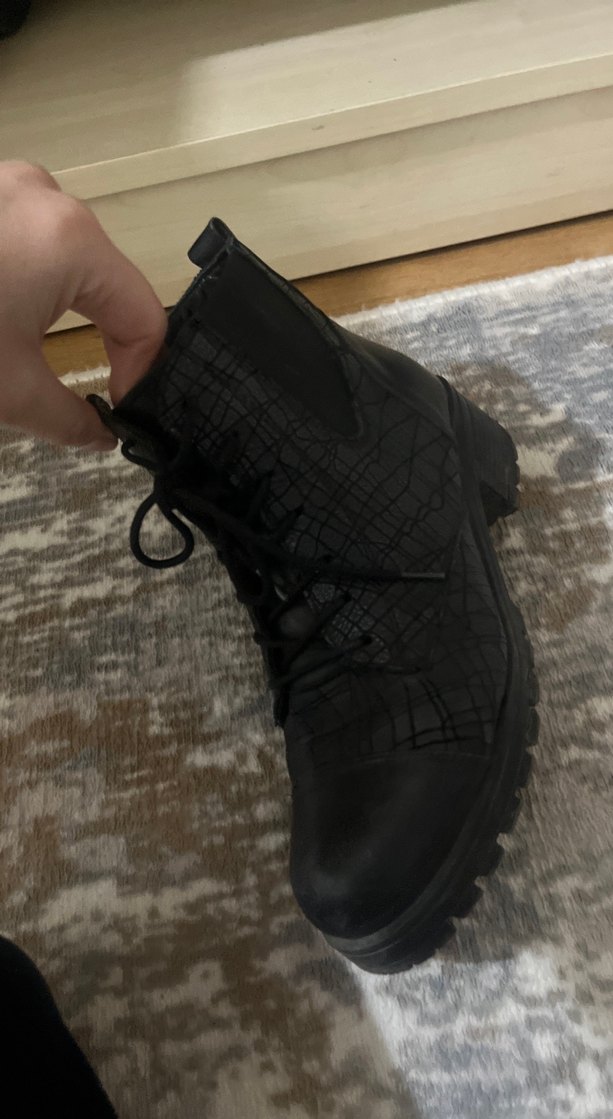 Siyah Yılan Desenli Bağcıklı Topuklu Bot - Görsel 3