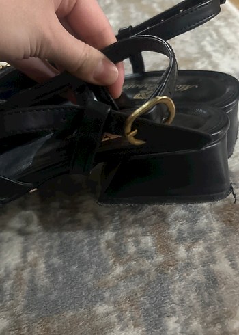 Siyah Deri Tokalı Kadın Topuklu Ayakkabı - Görsel 4