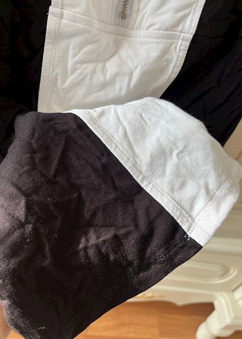 Kadın Siyah Beyaz V Yaka Fermuarlı Kolsuz tişört - Görsel 5