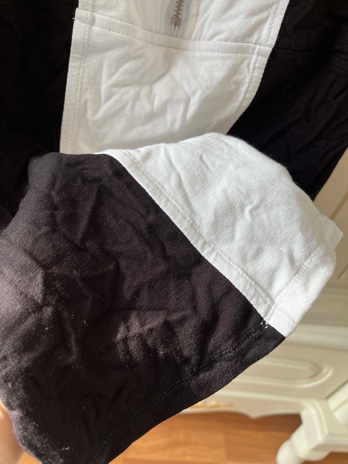 Kadın Siyah Beyaz V Yaka Fermuarlı Kolsuz tişört - Görsel 5