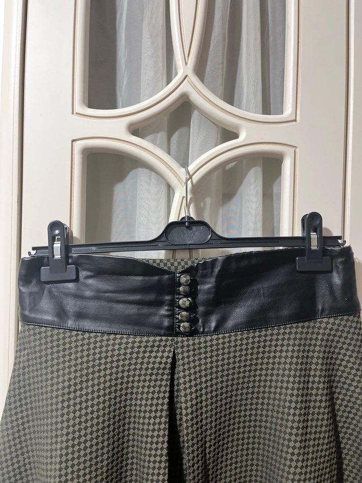 Deri ve düğme detaylı Kloş uzun etek - Görsel 2