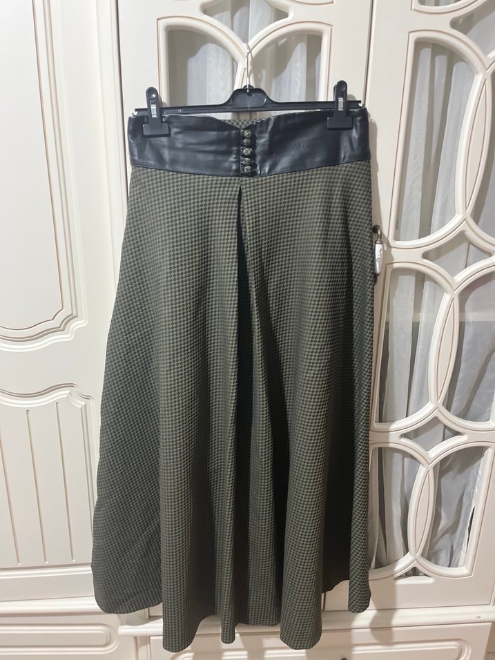 Deri ve düğme detaylı Kloş uzun etek - Görsel 3