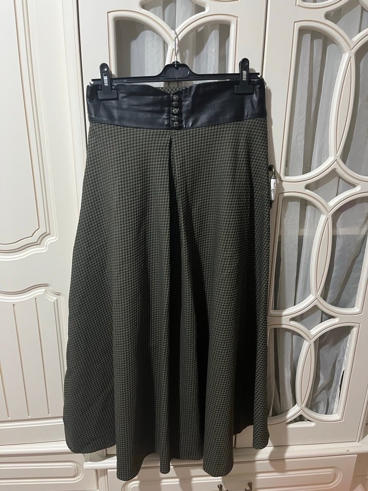 Deri ve düğme detaylı Kloş uzun etek - Görsel 4