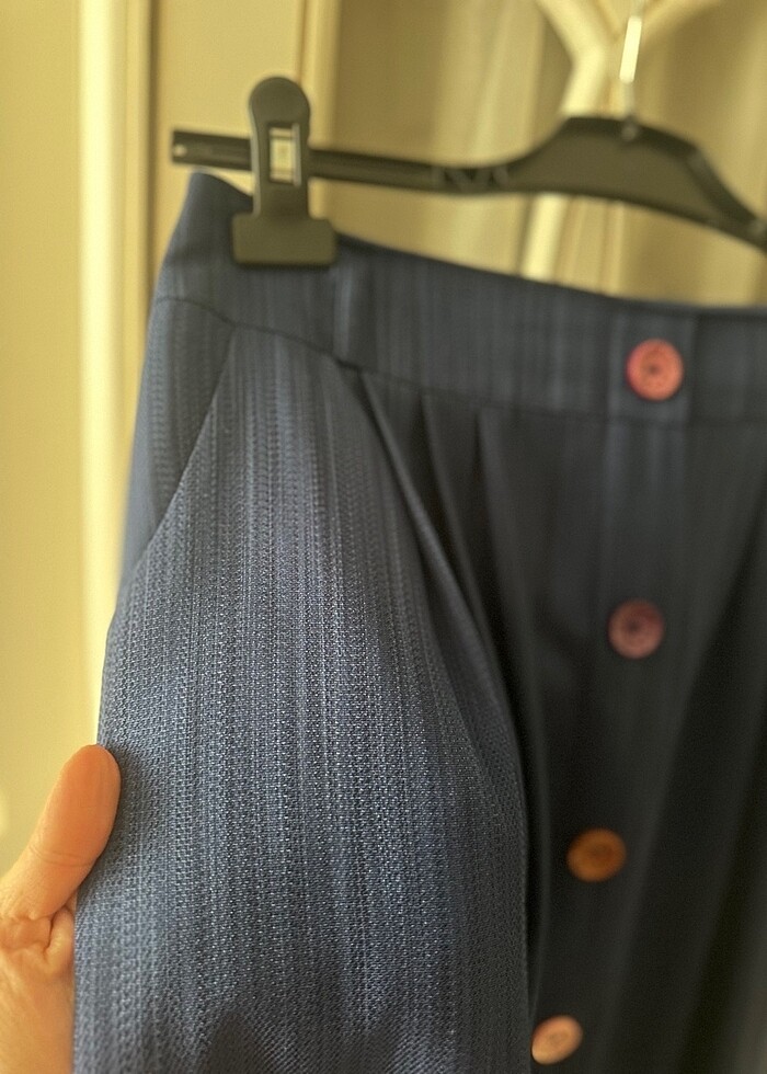 Önü pileli düğme detay etek - Görsel 3