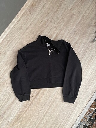 HM crop sweat