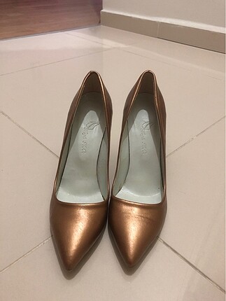 Altın rengi stiletto