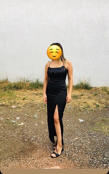 Siyah yırtmaçlı ince askılı elbise
