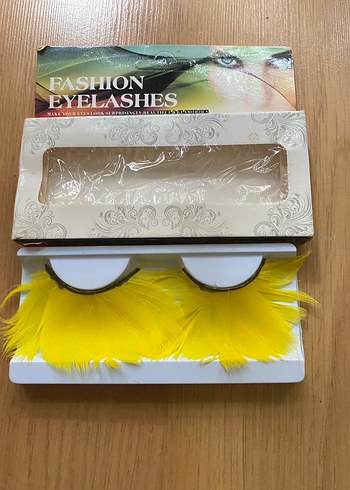 Sarı Renkli Tüy Takma Kirpik - Görsel 2