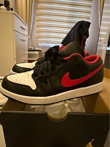Nike Jordan Low Siyah ve kırmızı