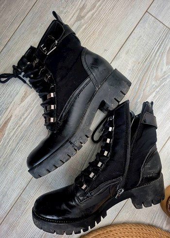 Tokalı Siyah Deri Blok Topuklu Kadın Bot - Görsel 3