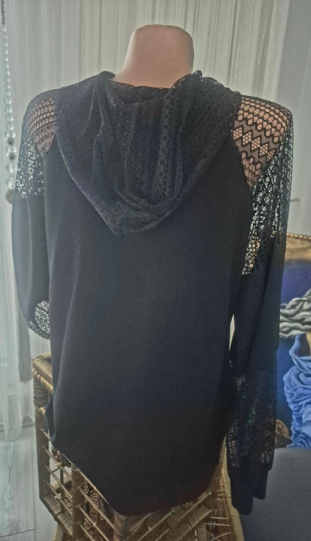 Dantel Detaylı Siyah V Yaka Uzun Kollu Bluz - Görsel 2