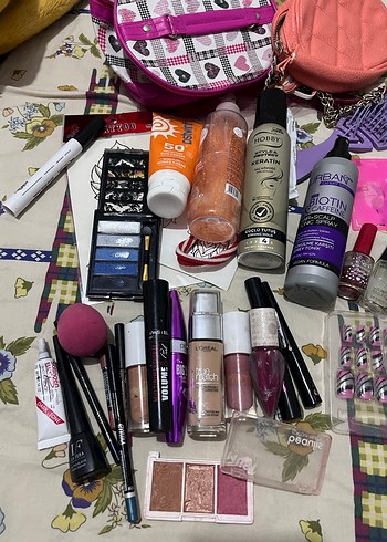 Flormar Pembe Makyaj Çantası ve Kozmetik Ürünleri Seti