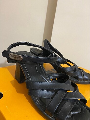Zara Kısa küt topuk sandalet