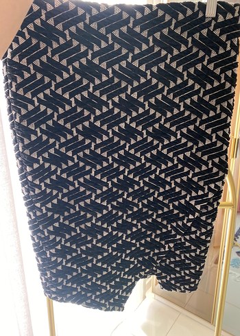 Desenli Siyah Piliseli Midi Etek - Görsel 3