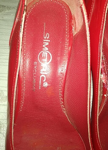  Beden kırmızı Renk Kırmızı rugan çanta ve ayakkabı.Çanta Kennetcole reaction marka.