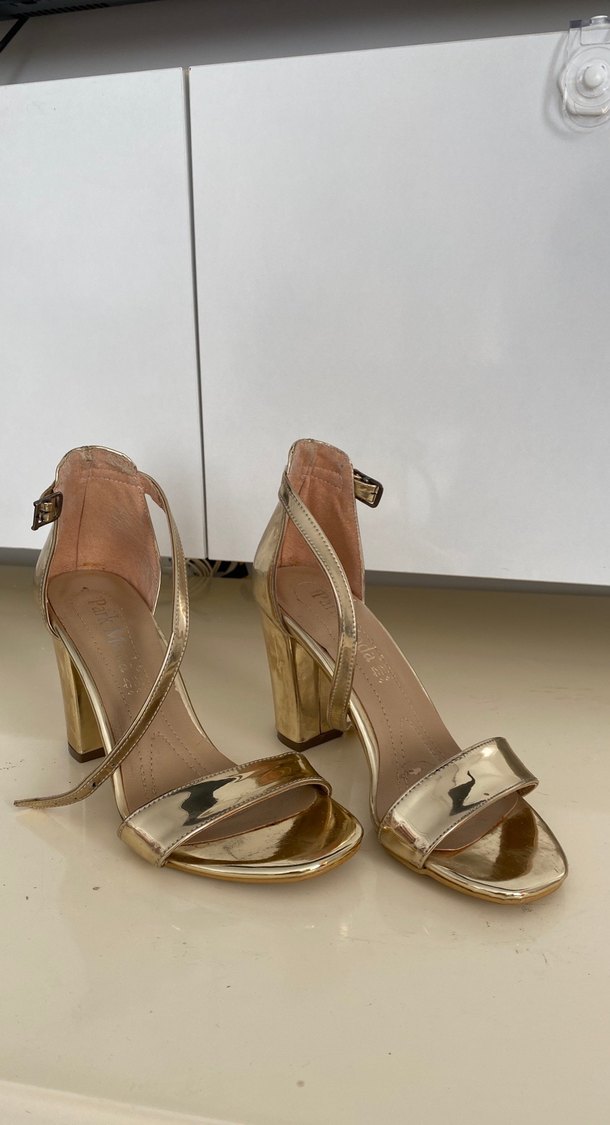 Altın Renkli Tokalı İnce Topuklu Kadın Abiye Ayakkabı - Görsel 2