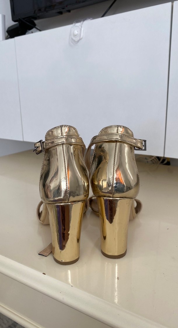 Altın Renkli Tokalı İnce Topuklu Kadın Abiye Ayakkabı - Görsel 3