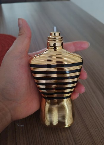 Altın Parfüm Şişesi, Avangard Stil - Görsel 3