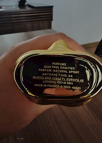 Altın Parfüm Şişesi, Avangard Stil - Görsel 4