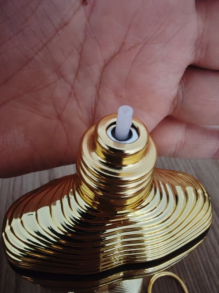 Altın Parfüm Şişesi, Avangard Stil - Görsel 2