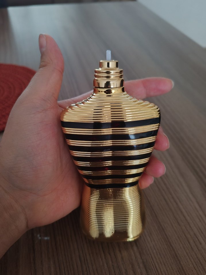 Altın Parfüm Şişesi, Avangard Stil - Görsel 3