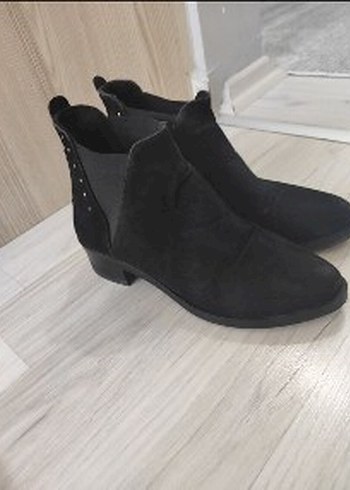 Siyah Süet Tokalı Kadın Bot