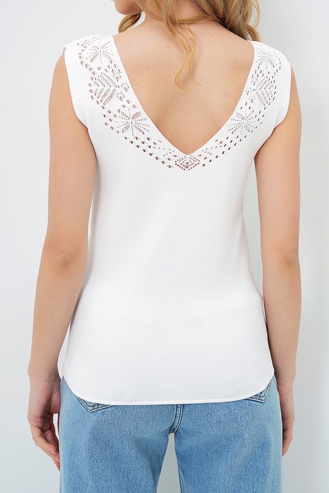 Dantel Detaylı Beyaz V Yaka Kadın Kısa Bluz - Görsel 5