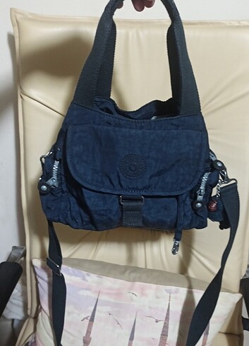Kipling canta
