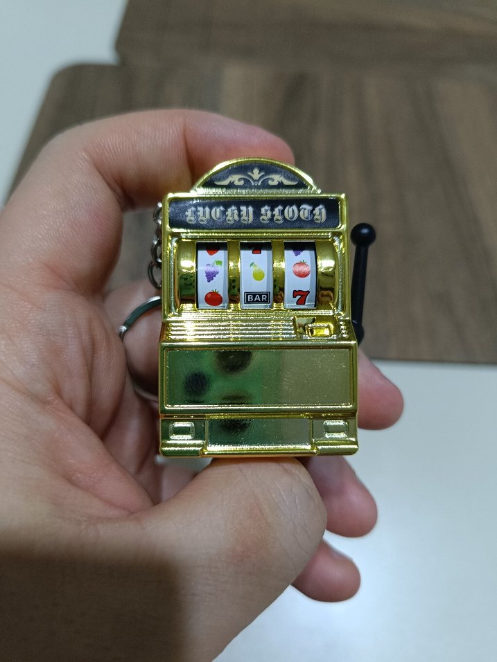 Altın Renkli Vintage Slot Makinesi Anahtarlık - Görsel 3