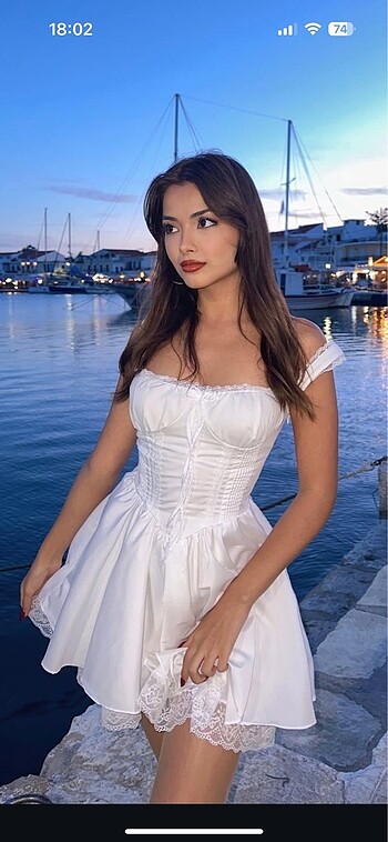 Beyaz Minda Elbise