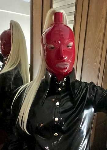 Parlak Kırmızı rugan Maske ve Siyah rugan gömlek - Görsel 4