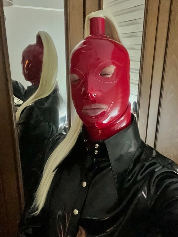 Parlak Kırmızı rugan Maske ve Siyah rugan gömlek - Görsel 5