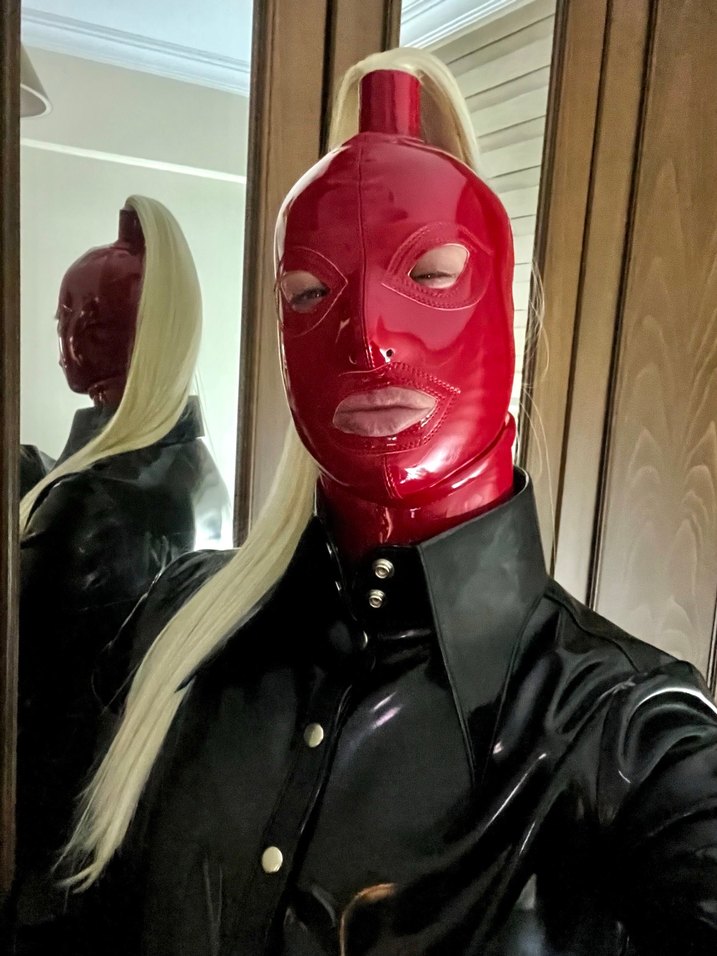 Parlak Kırmızı rugan Maske ve Siyah rugan gömlek - Görsel 2