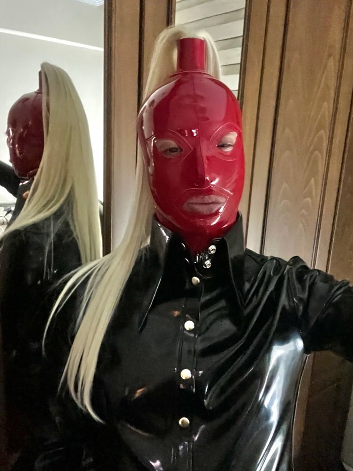 Parlak Kırmızı rugan Maske ve Siyah rugan gömlek - Görsel 4