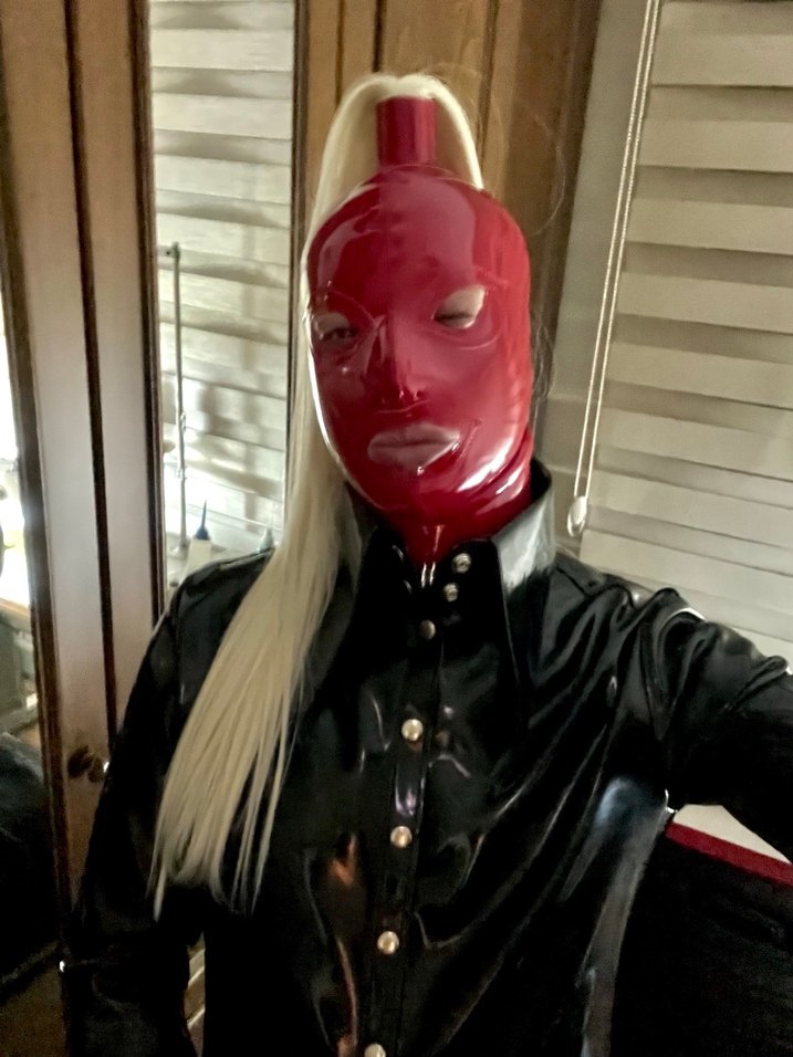 Parlak Kırmızı rugan Maske ve Siyah rugan gömlek - Görsel 3