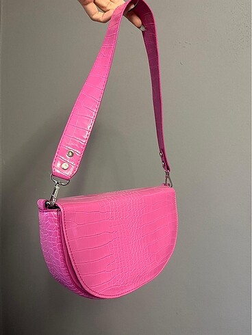 Pembe çanta
