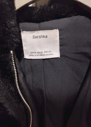 Bershka Siyah Kadın Kapüşonlu Kürk Detaylı Mont