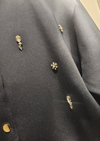 Düğmeli Nakışlı Kısa Kot Ceket - Görsel 2