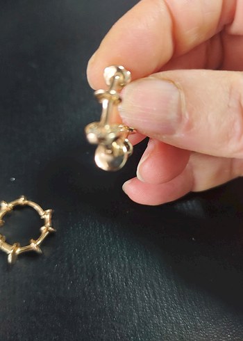 Altın Renk Mini Kemerli Kadın Küpeler - Görsel 3