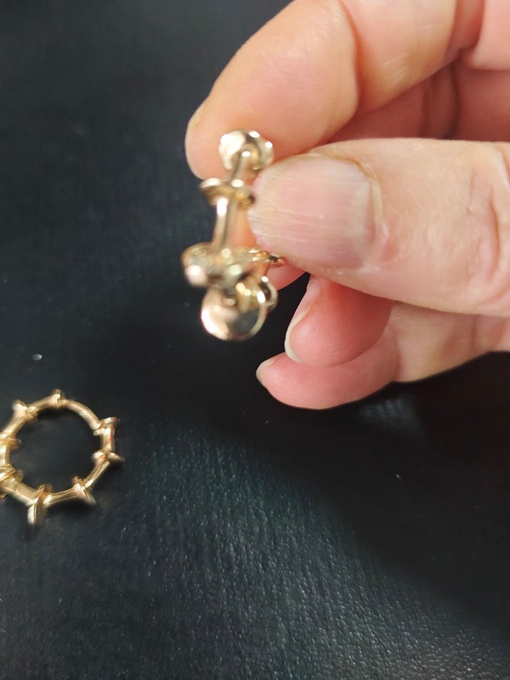 Altın Renk Mini Kemerli Kadın Küpeler - Görsel 3