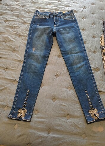 Paçaları taş işlemeli likralı Jean pantolon 