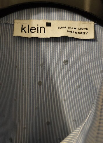 m Beden Önü ve kolları taşlı mavi krop gömlek 