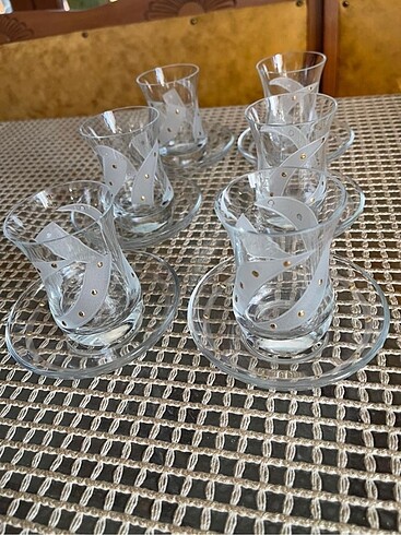 6 adet çay bardağı ve tabağı