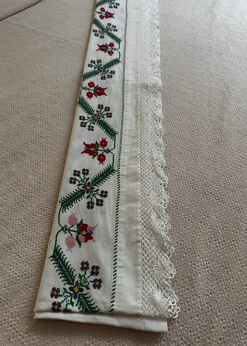 Kanaviçe ve dantelli karyola eteği