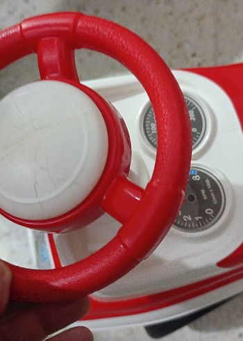 Kırmızı Oyuncak Araba - Görsel 4